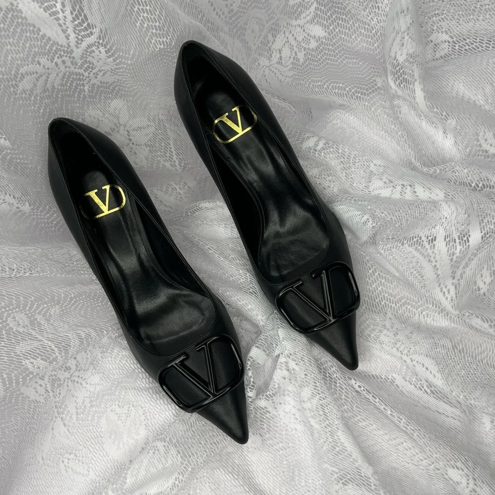 Valentino Used Vlogo Black Leather Pumps w/ Pointed Toe size 37 - Picture 5 of 6
